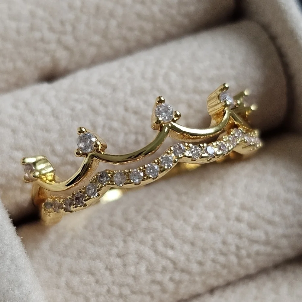 Crown design cubic zirconia gold tone fashion ring size 9